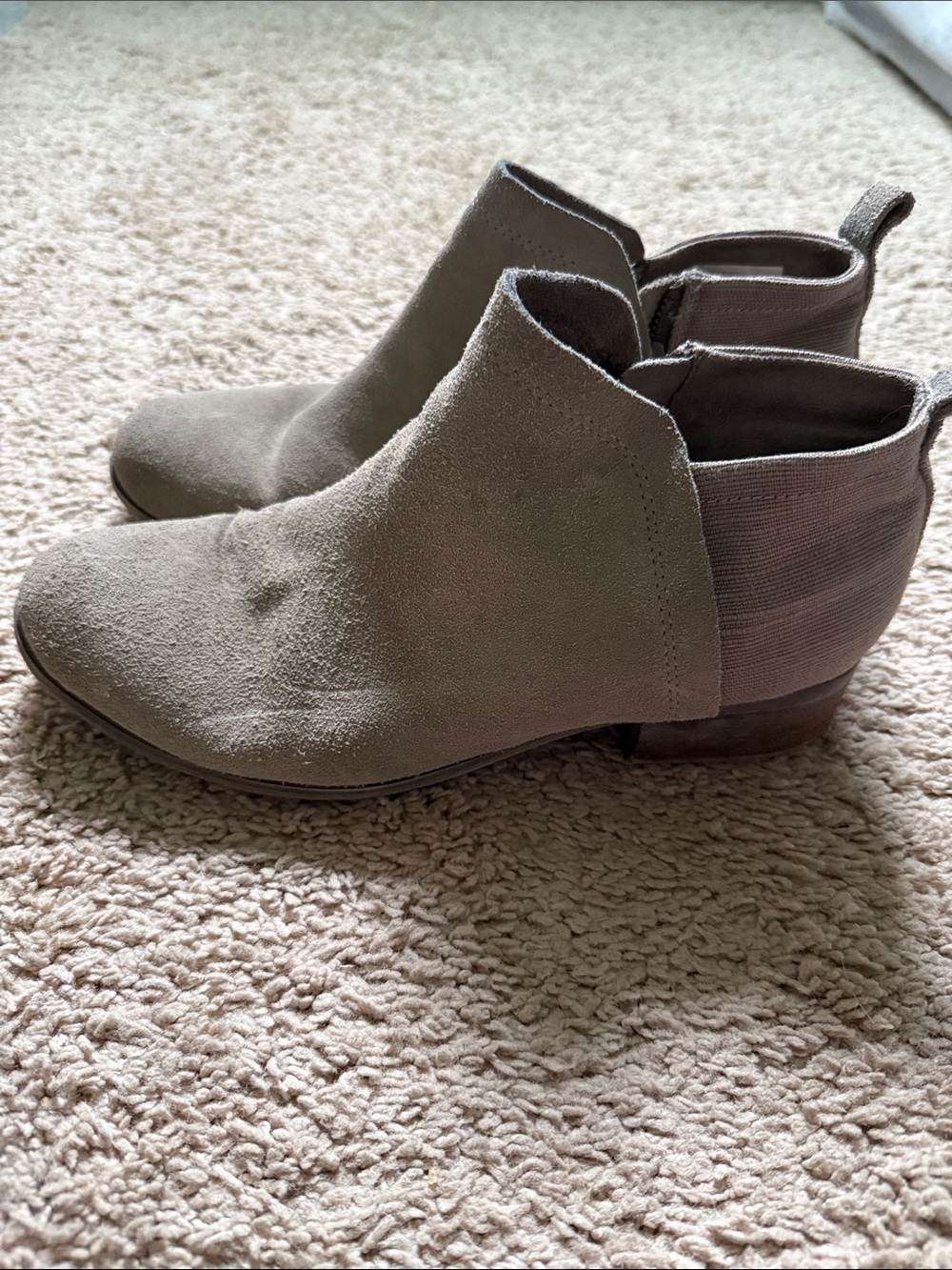 Tom’s ankle taupe boot size 8